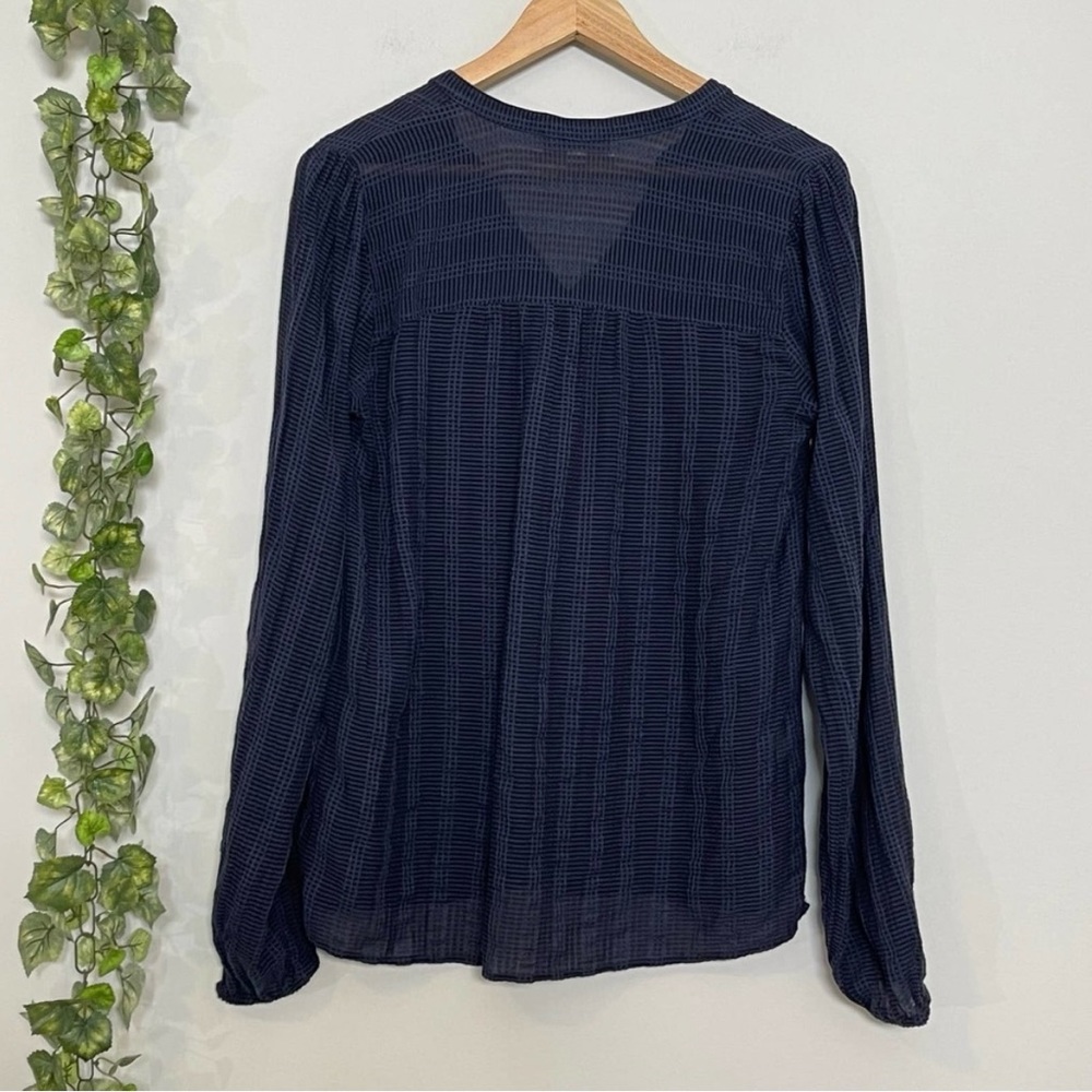 📦LAST CHANCE📦 Loft | Textured Navy Split Neck Blouse - Picture 8 of 9